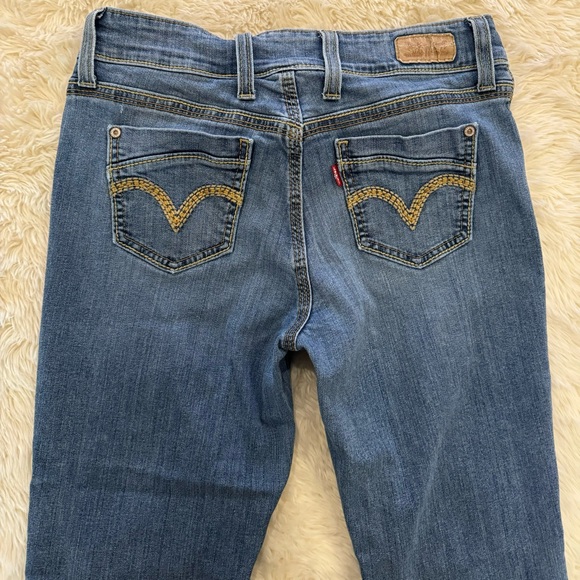 Levi’s Mid Rise Straight Jeans - Picture 4 of 9